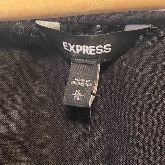 Express | Linen blend button up top with puff sleeves - Picture 6 of 9